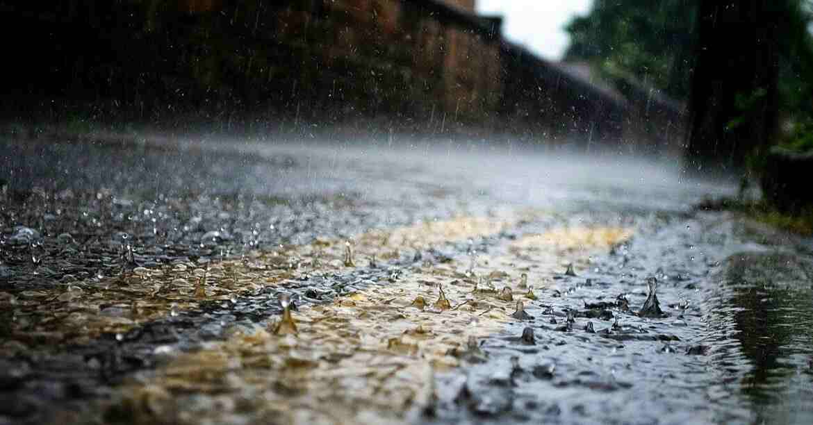 Погоду на вихідних зіпсують грози і дощі: де очікуються опади