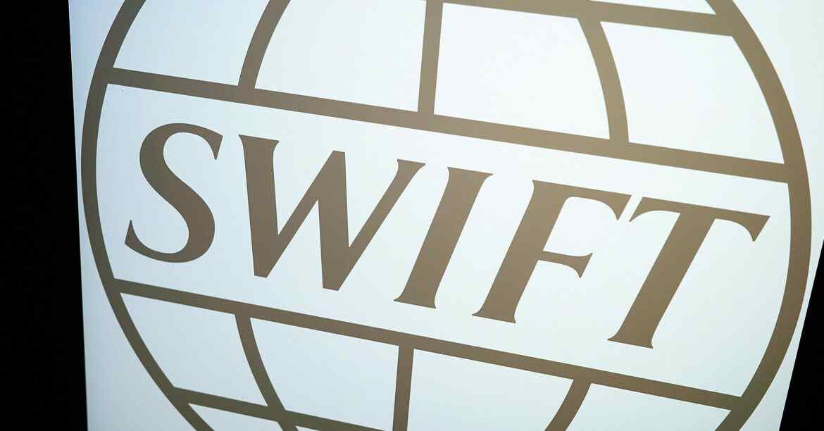 Bloomberg: ЄС відключить від SWIFT ще два російські банки