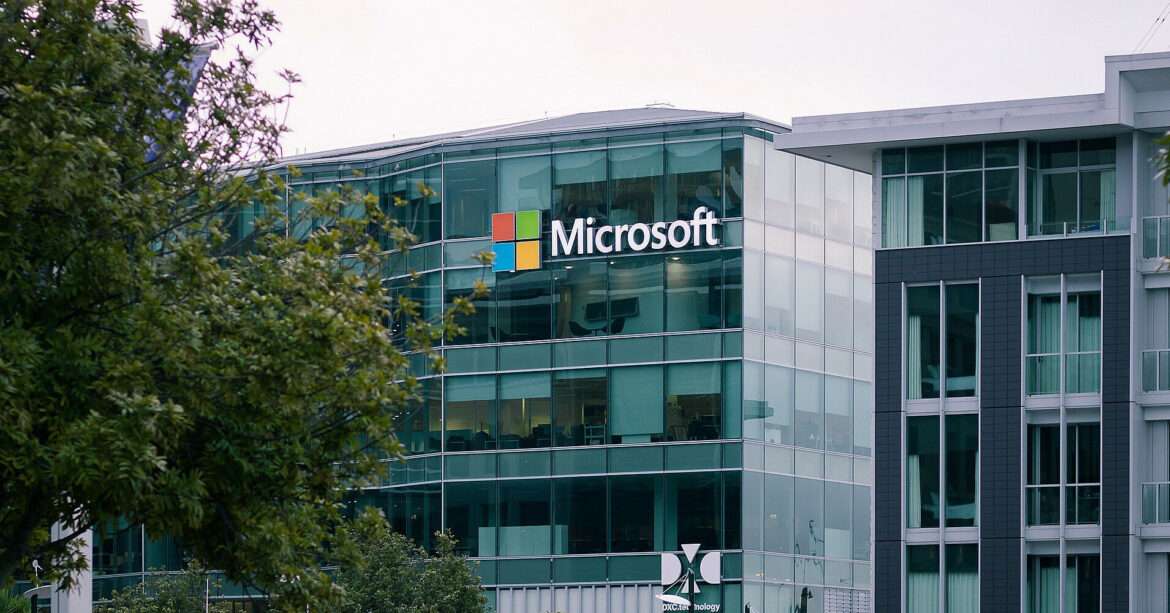 Bloomberg: Microsoft значно скоротить операції у Росії