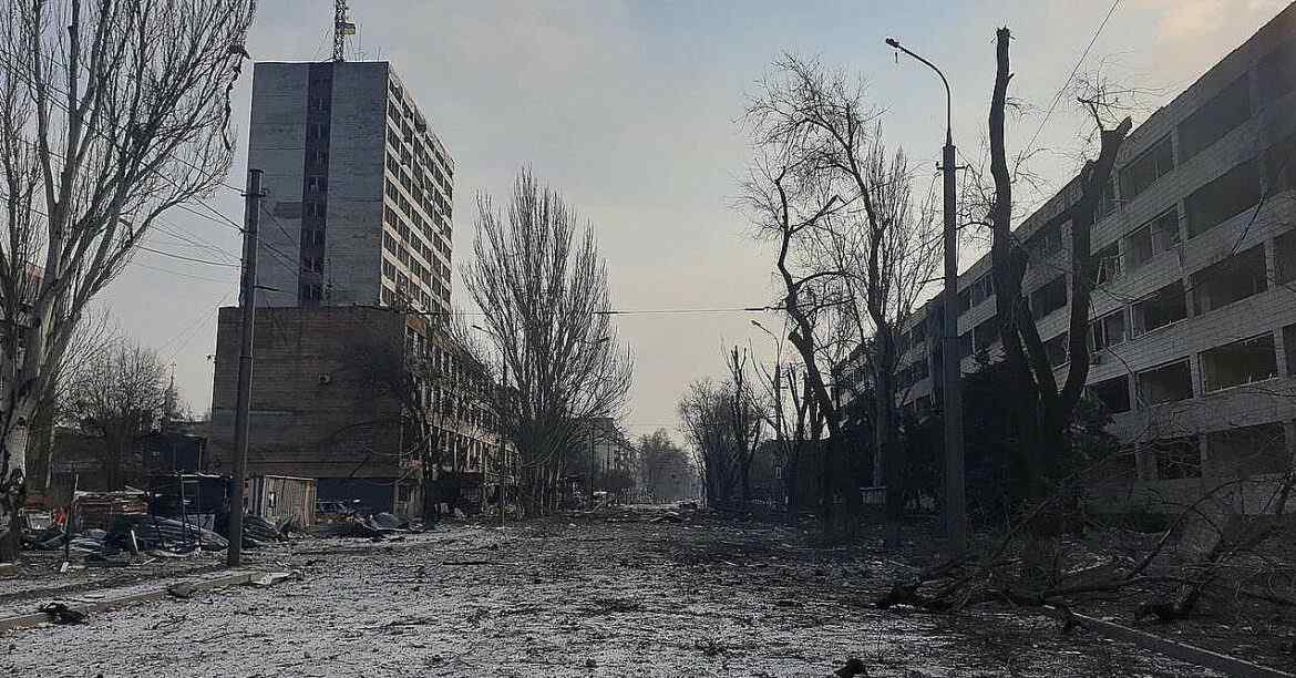 Радник мера: окупанти почали частково випускати людей із Маріуполя