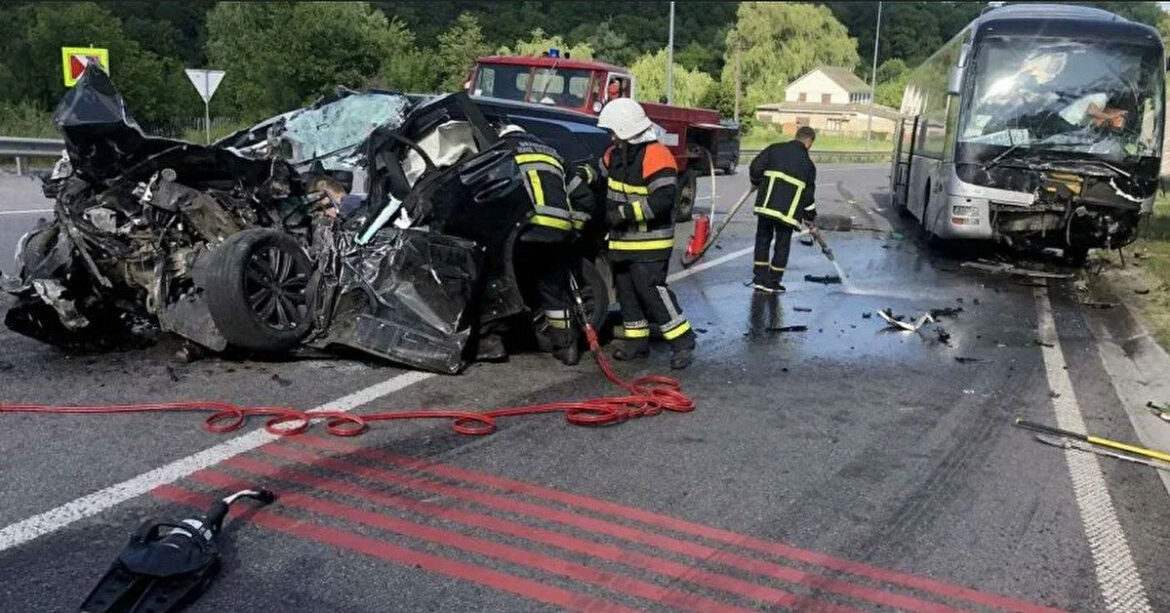 МВС: у Вінницькій області авто зіткнулося з автобусом, загинуло четверо людей