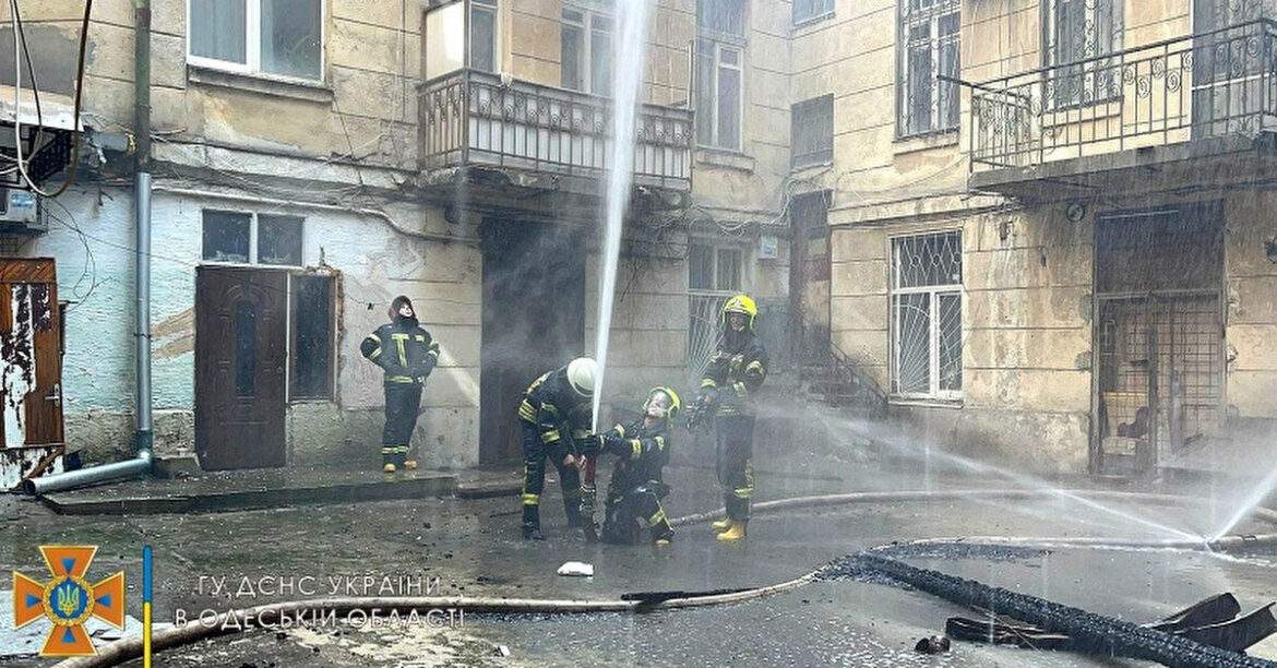 Пожежу в центрі Одеси гасять уже понад дві години