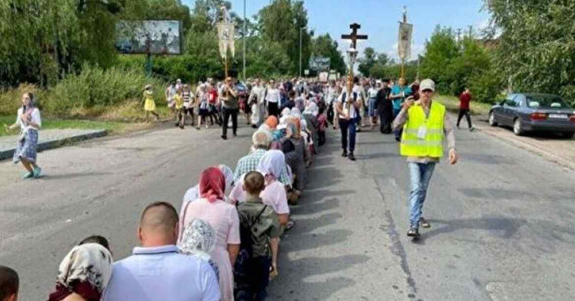 ОВА: близько п’яти тисяч паломників всупереч забороні йдуть до Почаєва