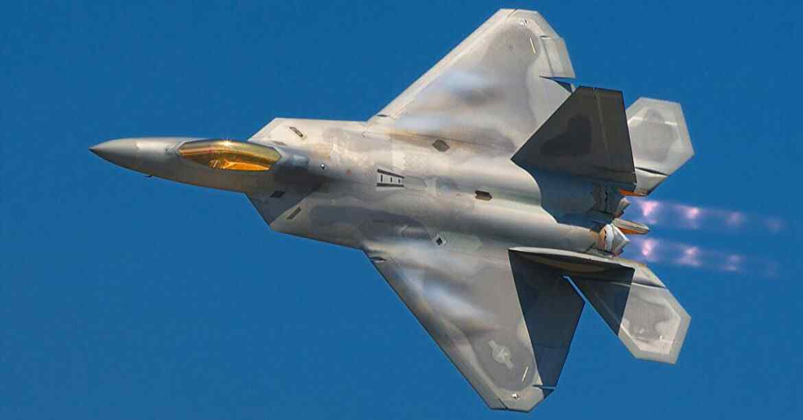 ЗМI: США перекинули до Польщі вже 12 винищувачів F-22 Raptor