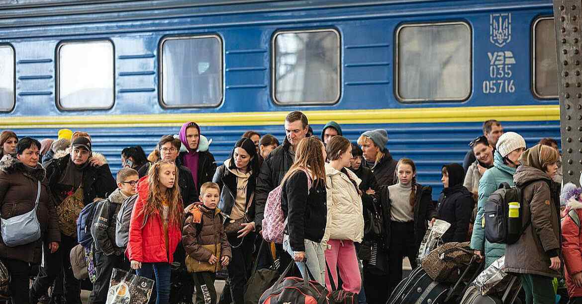 Єврокомісар: кількість українських біженців у ЄС стабілізувалось