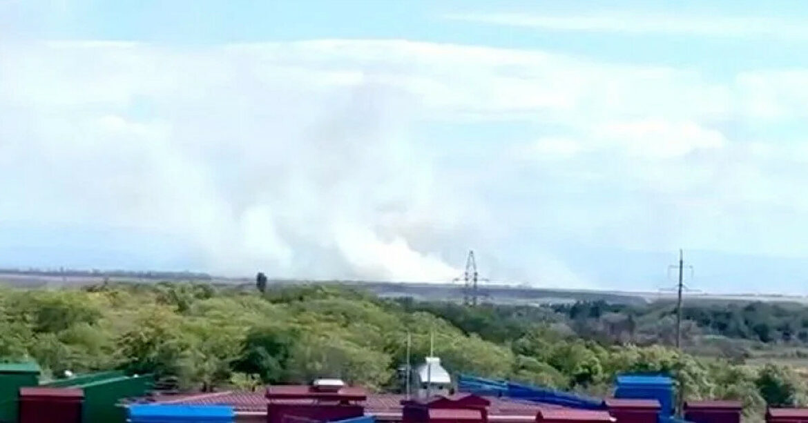 В районі міста Саки в Криму спалахнула масштабна пожежа