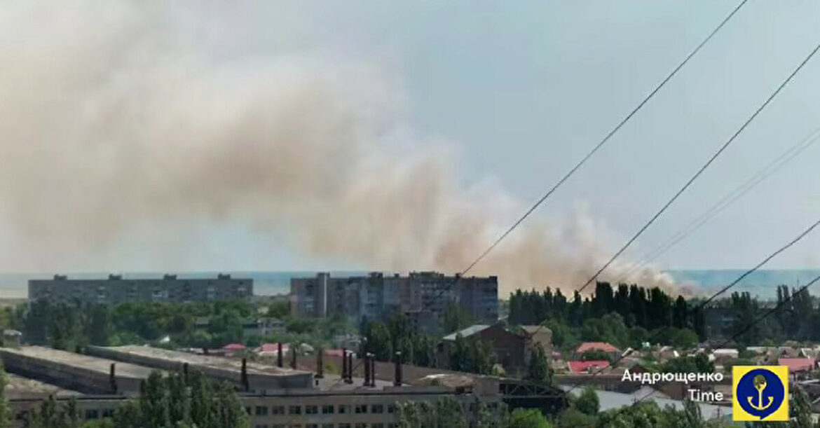 У Бердянську пролунав вибух в районі порту, місцеві повідомляють про велику пожежу