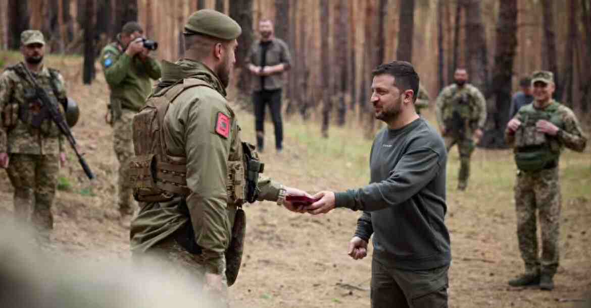 Зеленський оглянув техніку, яка брала участь у боях та нагородила бійців