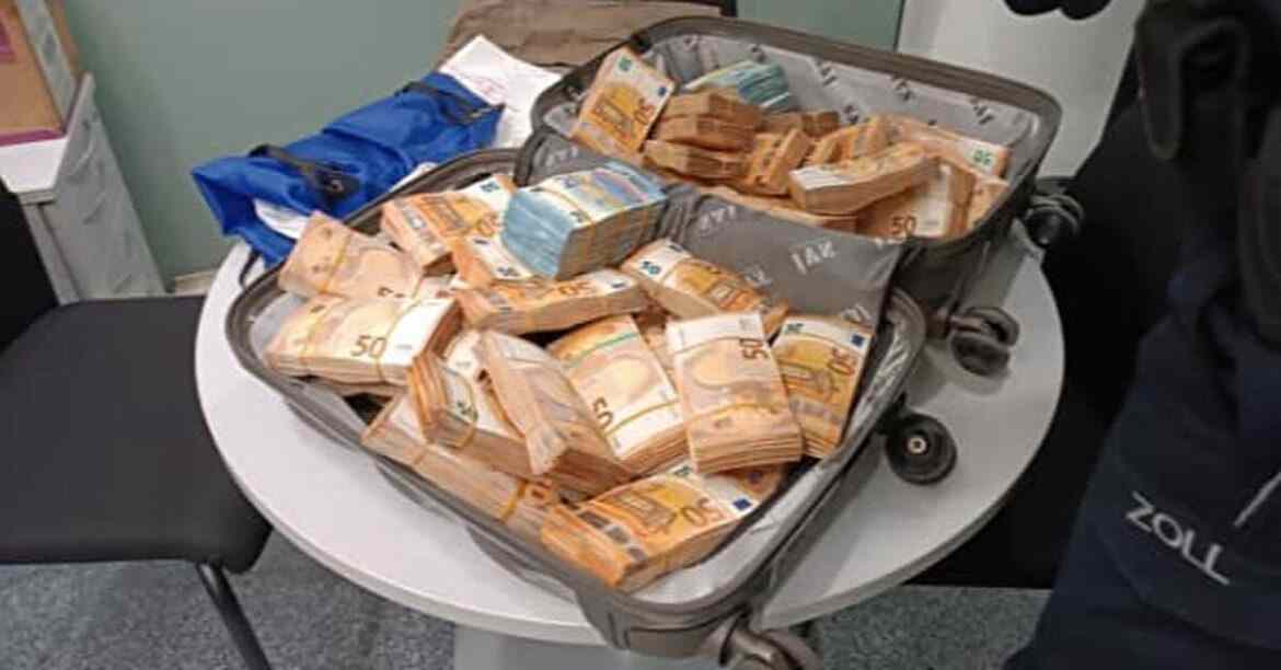 В аеропорту Мюнхена в українського пенсіонера знайшли 455 тисяч євро