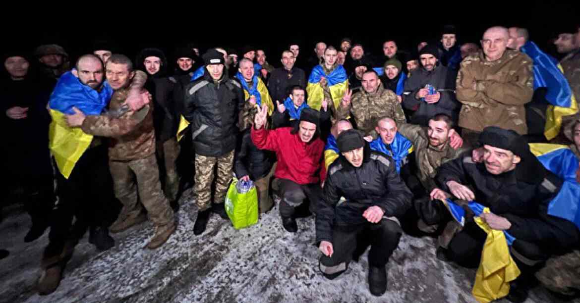 Україна повернула понад 200 бійців та цивільних із полону Росії
