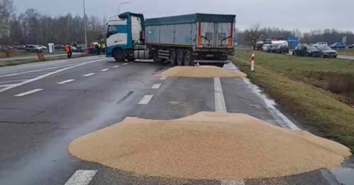 Посольство у Польщі очікує реакцію від влади через розсипане зерно