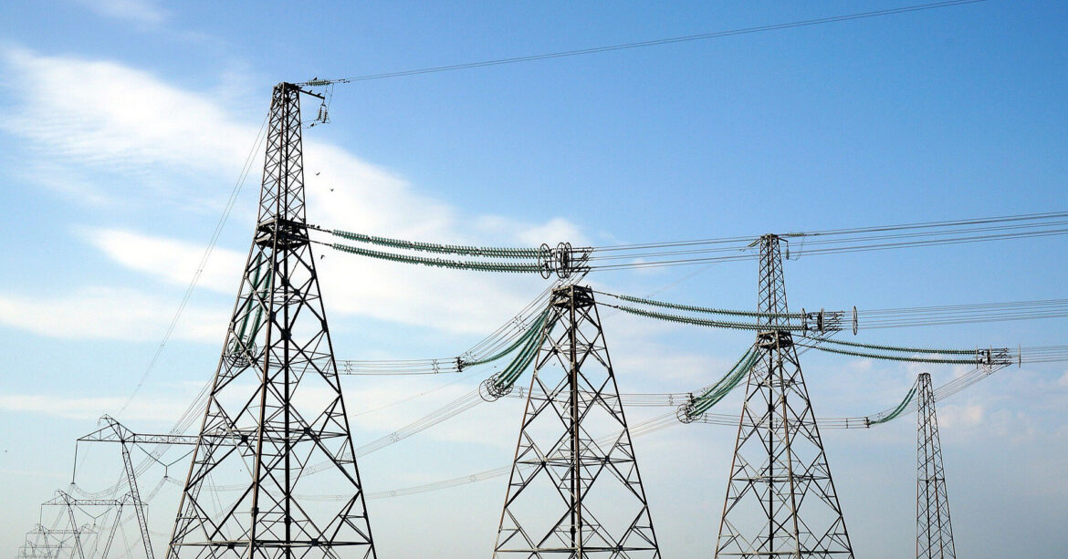 Сотні населених пунктів без електрики, в енергосистемі дефіцит – “Укренерго”