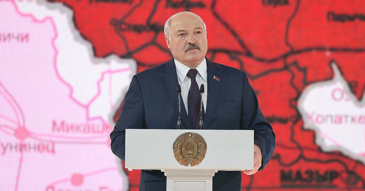 Лукашенко погрожував високою боєздатністю військ на кордоні Білорусі через “активізацію ЗСУ”