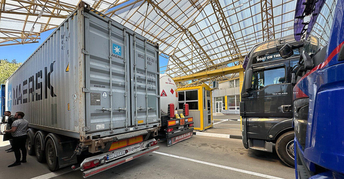 Пропуск українських вантажівок на кордоні з Польщею відновили