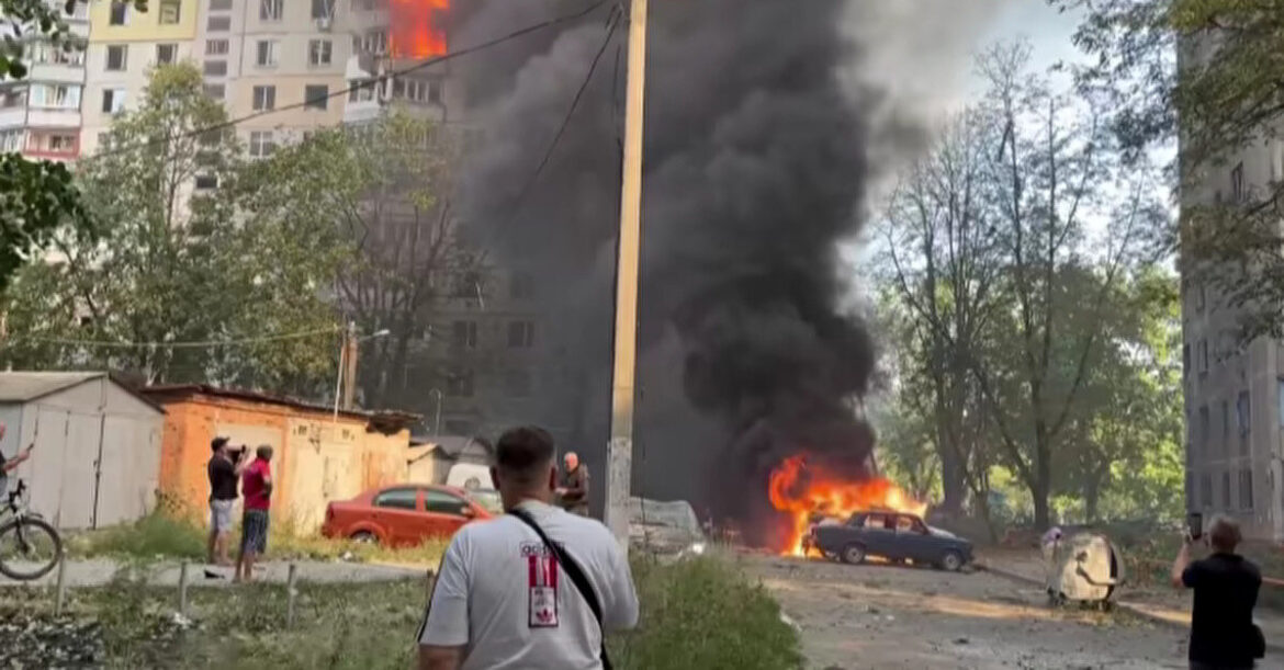 У поліції показали кадри рятувальної операції після обстрілу Харкова