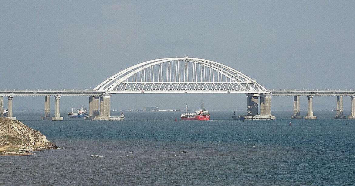 У ВМС України пояснили, чому Кримський міст досі не знищено