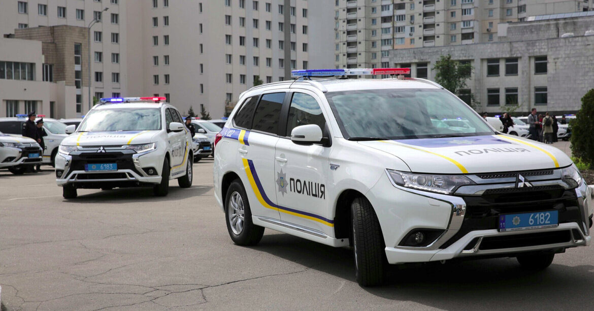 У Києві біля залізничного вокзалу чоловік з ножем поранив перехожих