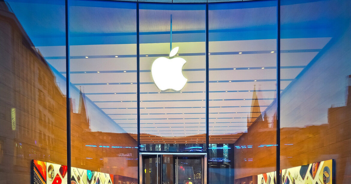 Трамп сказав Тіму Куку, щоб він будував заводи Apple у США, а не в Індії