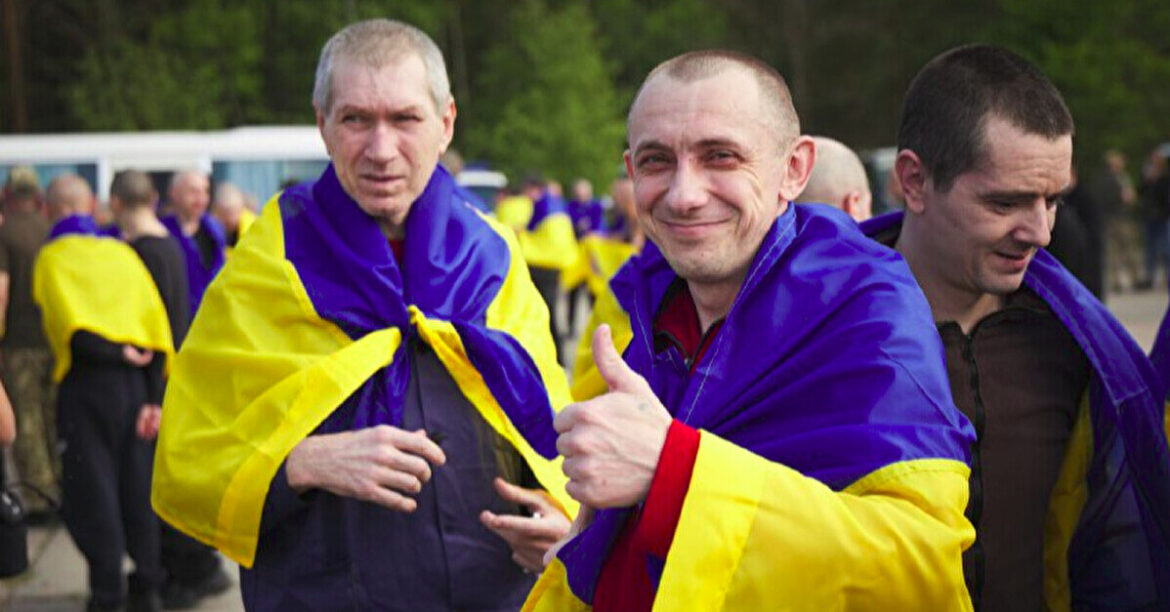 Україна повернула з полону 390 людей: з’явилися перші відео