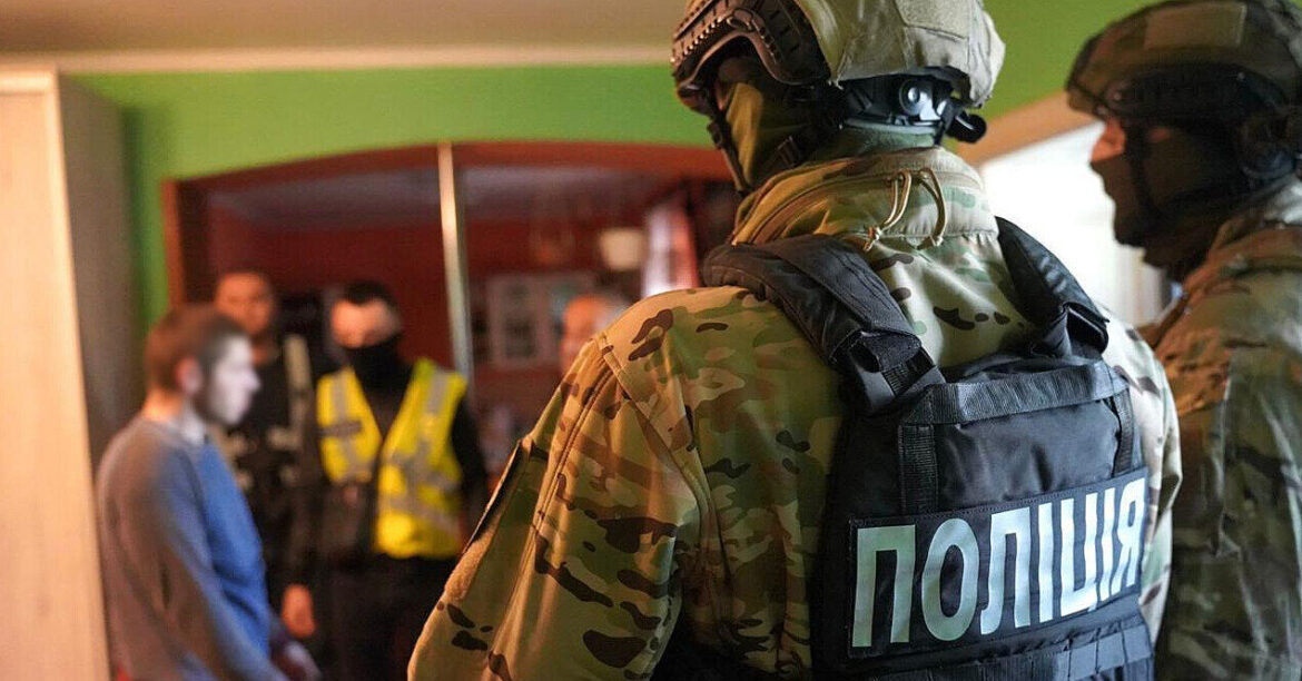 Нацполіція проводить масштабні рейди проти нелегальної зброї