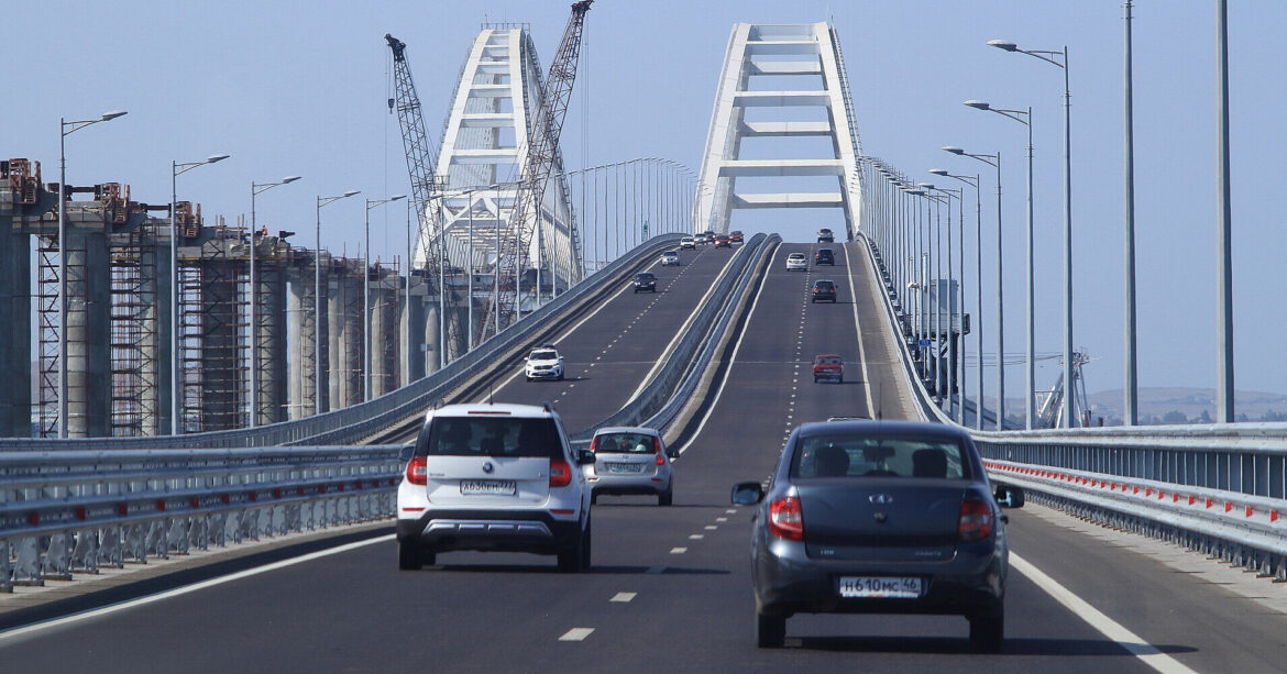 СБУ вдарила в слабке місце Кримського мосту: як це вплине на логістику РФ