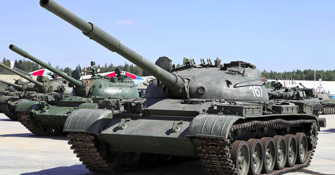 ГУР: Росія змушена повертати в стрій застарілі танки Т-62 через нестачу техніки