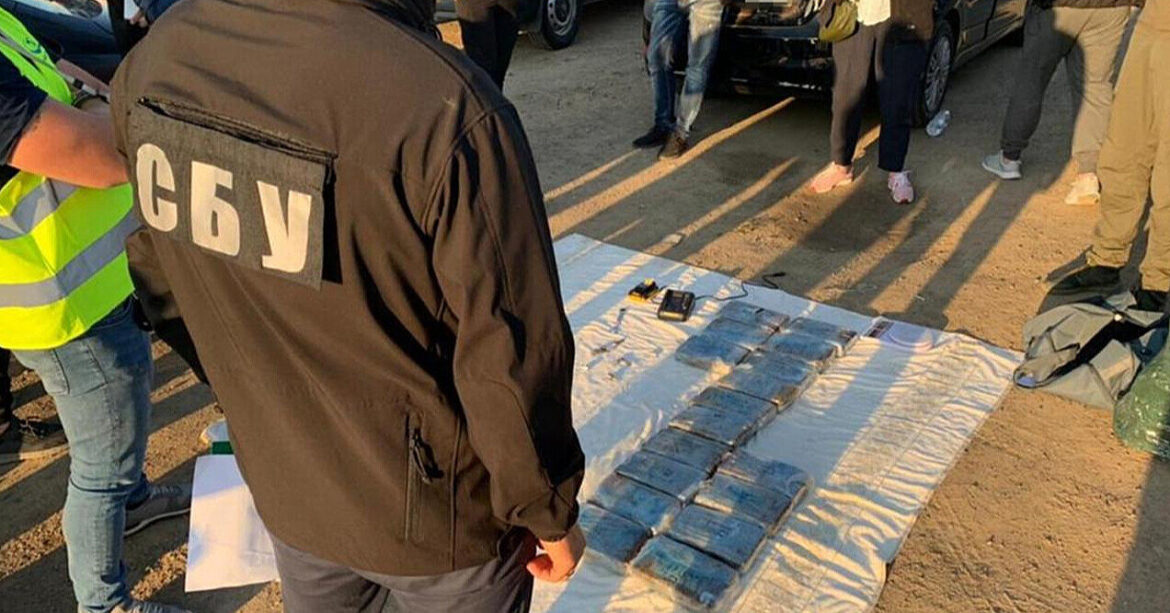 Перевозили кокаїн у бананах: в Україні засудили членів наркобанди “Ндрангета”