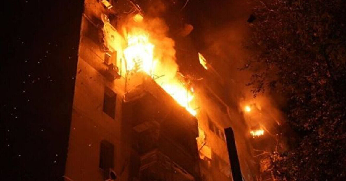 Росіяни вдарили по багатоповерхівці в Одесі: горіло кілька поверхів, загинула жінка