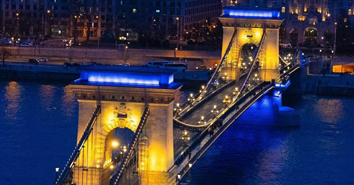 У Орбана обурились підсвіченим в кольори українського прапора мостом у Будапешті