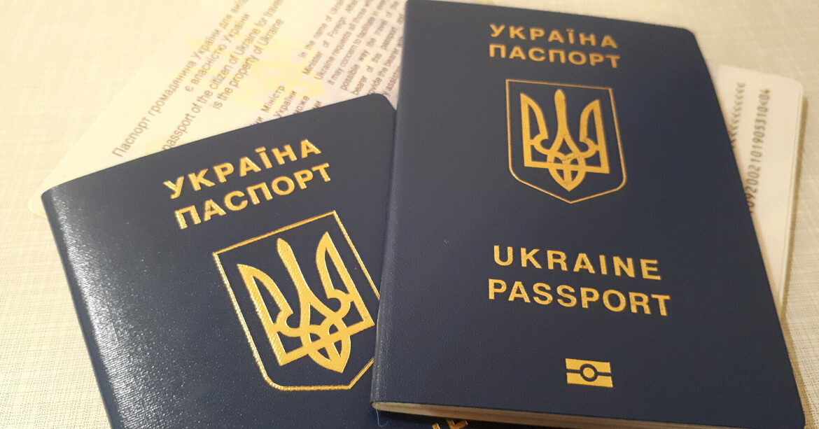 Щоб закінчити навчання в Україні – Зеленський пояснив дозвіл на виїзд чоловікам до 22 років