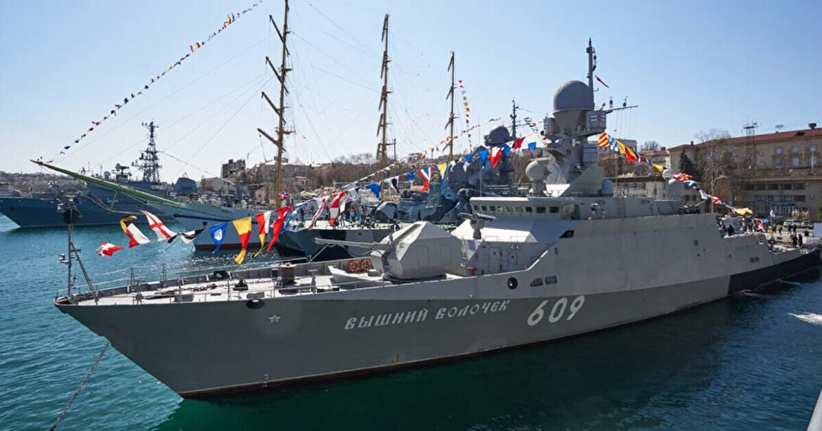 Ракетний корабель РФ тікав від дронів, але врізався в танкер в Азовському морі – ЗМІ