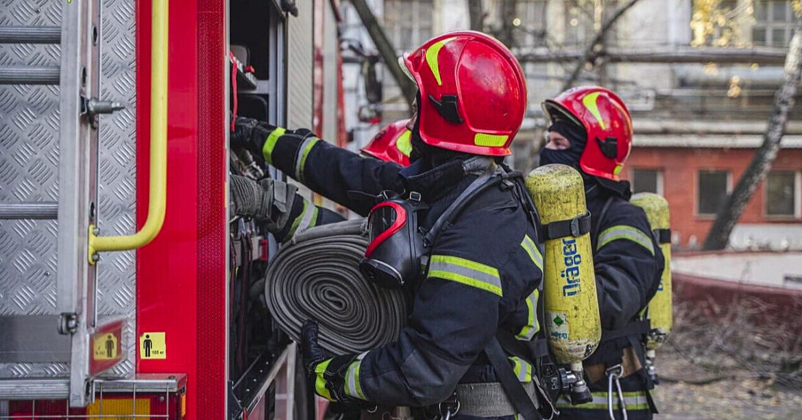 Обстріл Одеської області: поранено двох чоловіків, пошкоджені будівлі та автомобілі