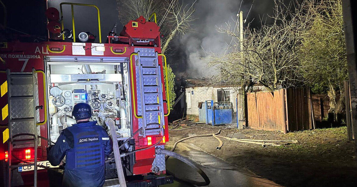 РФ атакувала Новгород-Сіверський: є постраждалий, пошкоджене житло та будівля ДСНС