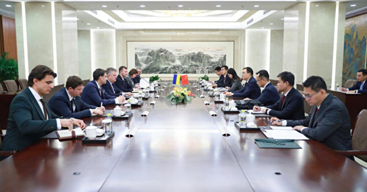 Кислиця у Китаї обговорив російську агресію та досягнення миру