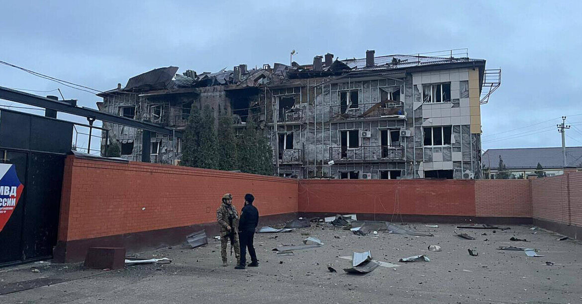 Внаслідок нічної атаки безпілотниками у Чечні згоріла будівля ФСБ – росЗМІ