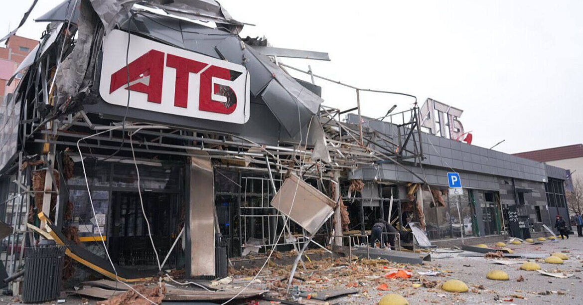 Армія РФ вдарила КАБом по АТБ у Запоріжжі: серед 6 поранених – дитина та рятувальник