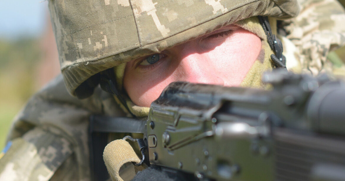 Сирський повідомляє, що українські військові перемагають у 90% стрілецьких боїв