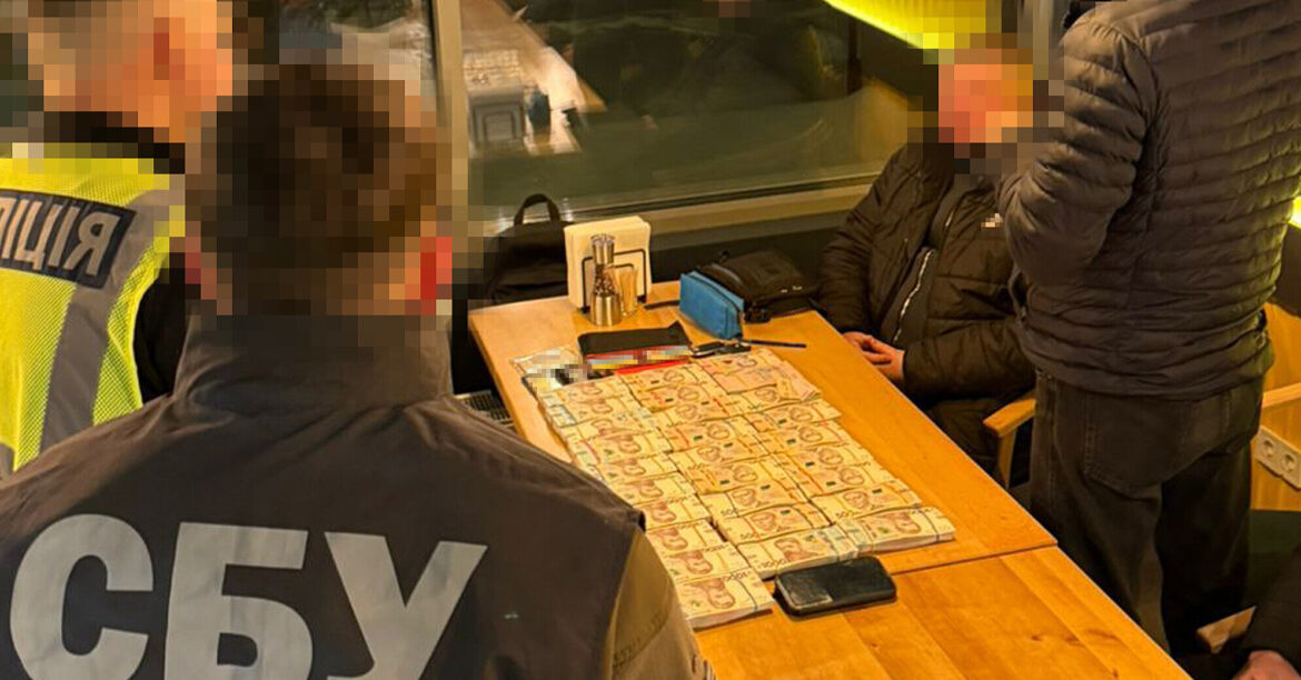 Посадовця КМДА затримали на хабарі 1,2 млн грн за контракт для київських шкіл