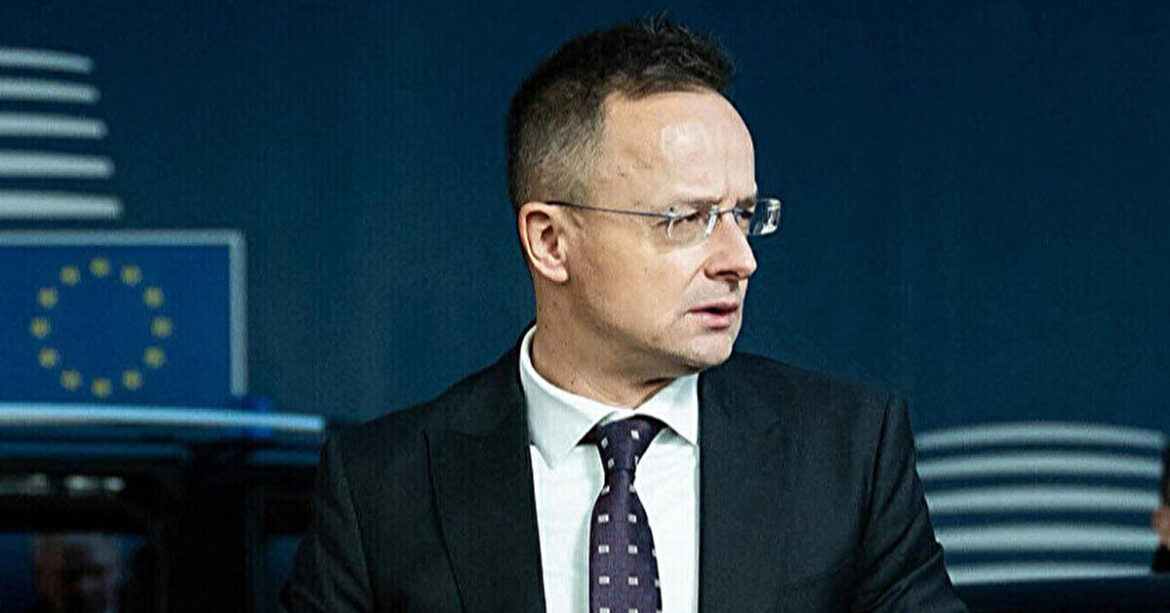 Сійярто прокоментував ситуацію з вилученими грошима Ощадбанку