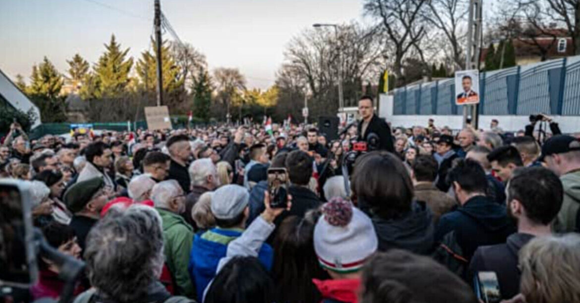 Біля посольства України в Угорщині зібрали прихильників Орбана, виступав і Сійярто