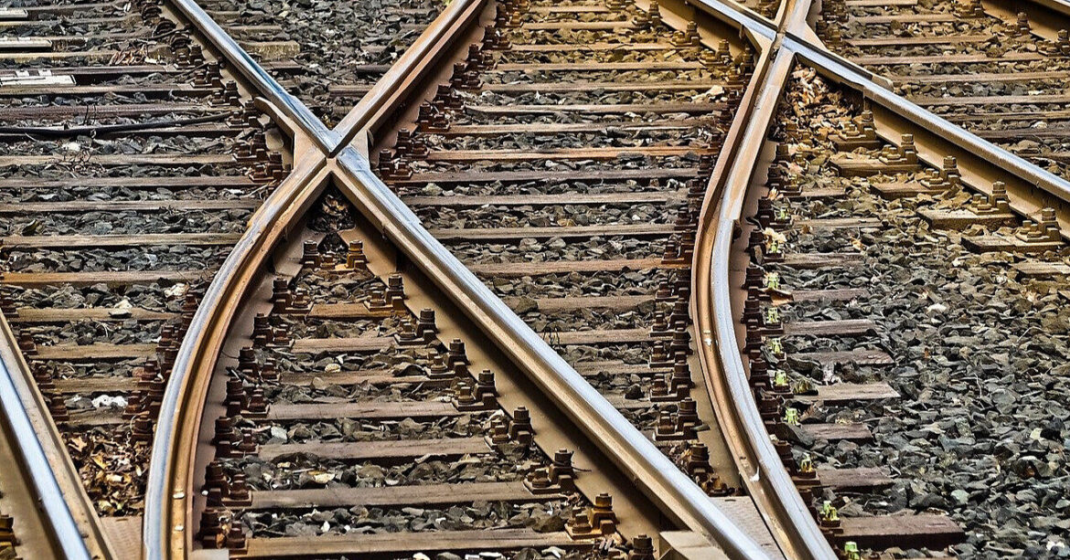 Ворог атакував залізничну інфраструктуру в Одеській області: є поранені