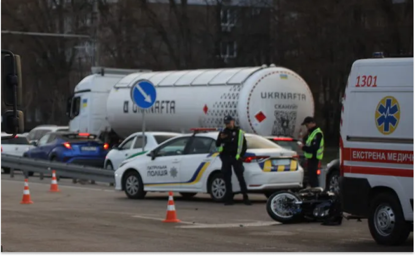 На Набережній Перемоги у Дніпрі мотоцикліст зіткнувся з вантажівкою: подробиці ДТП