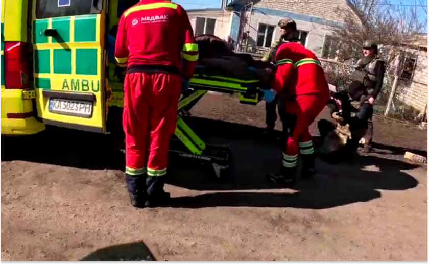 Під ударами авіабомб: «Білі Янголи» евакуювали мешканців прифронтової Дніпропетровщини