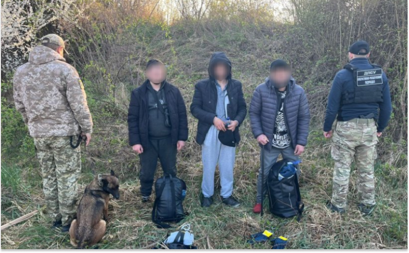 На кордоні зі Словаччиною затримали трьох друзів-втікачів: деталі