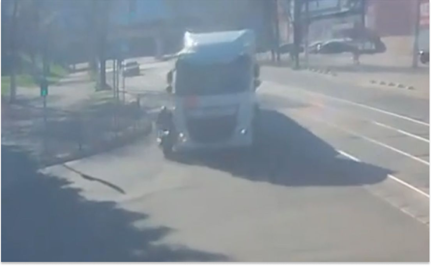 У Кам’янському вантажівка збила мотоцикліста: постраждалого госпіталізовано