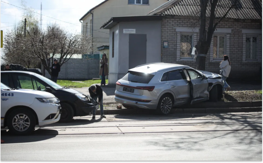 У Дніпрі на Михайла Грушевського зіткнулись Renault та Audi: подробиці ДТП