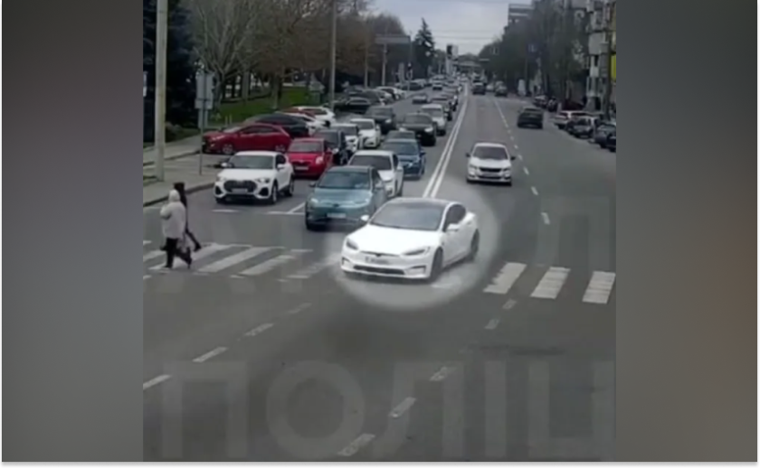 У Дніпрі 17-річний водій Tesla спричинив ДТП і намагався втекти від поліції