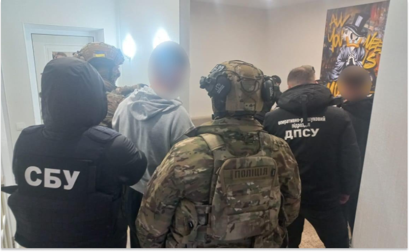 Викрито ще один канал втечі українських чоловіків за кордон: затримано чотирьох осіб