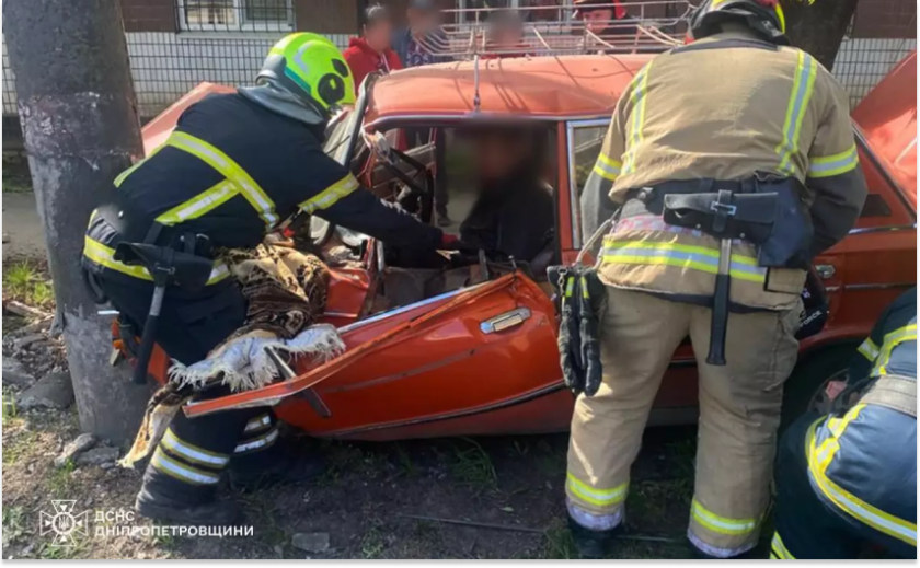 Врізався у стовп: у Кривому Розі водія деблокували з авто після ДТП