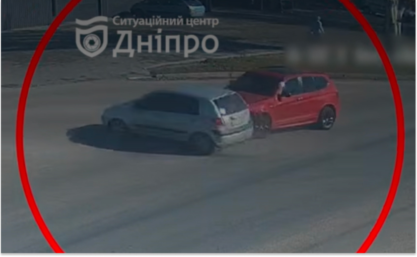 На Донецькому шосе у Дніпрі зіштовхнулись BMW та Hyundai: подробиці ДТП